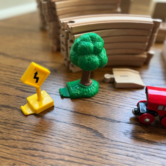 Thomas & Friends Wooden Train Set with Red and Black Engine - Picture 3 of 12